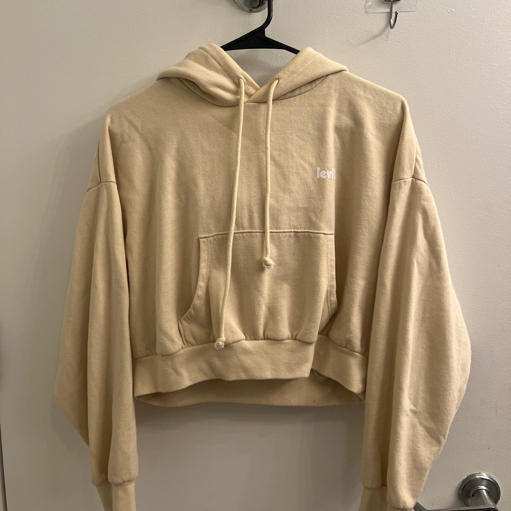 Cropped Levi’s sweatshirt lightly worn
